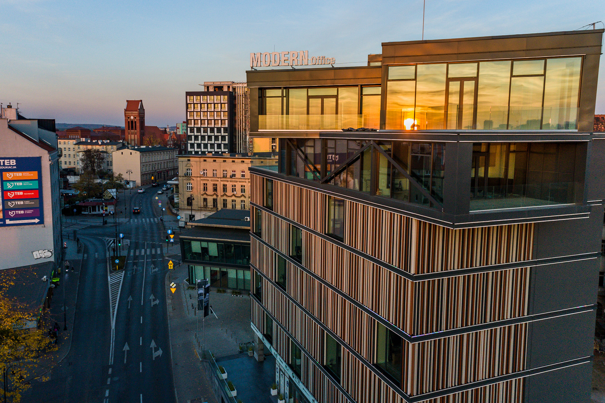 Modern Office o zachodzie słońca, widok z lotu ptaka