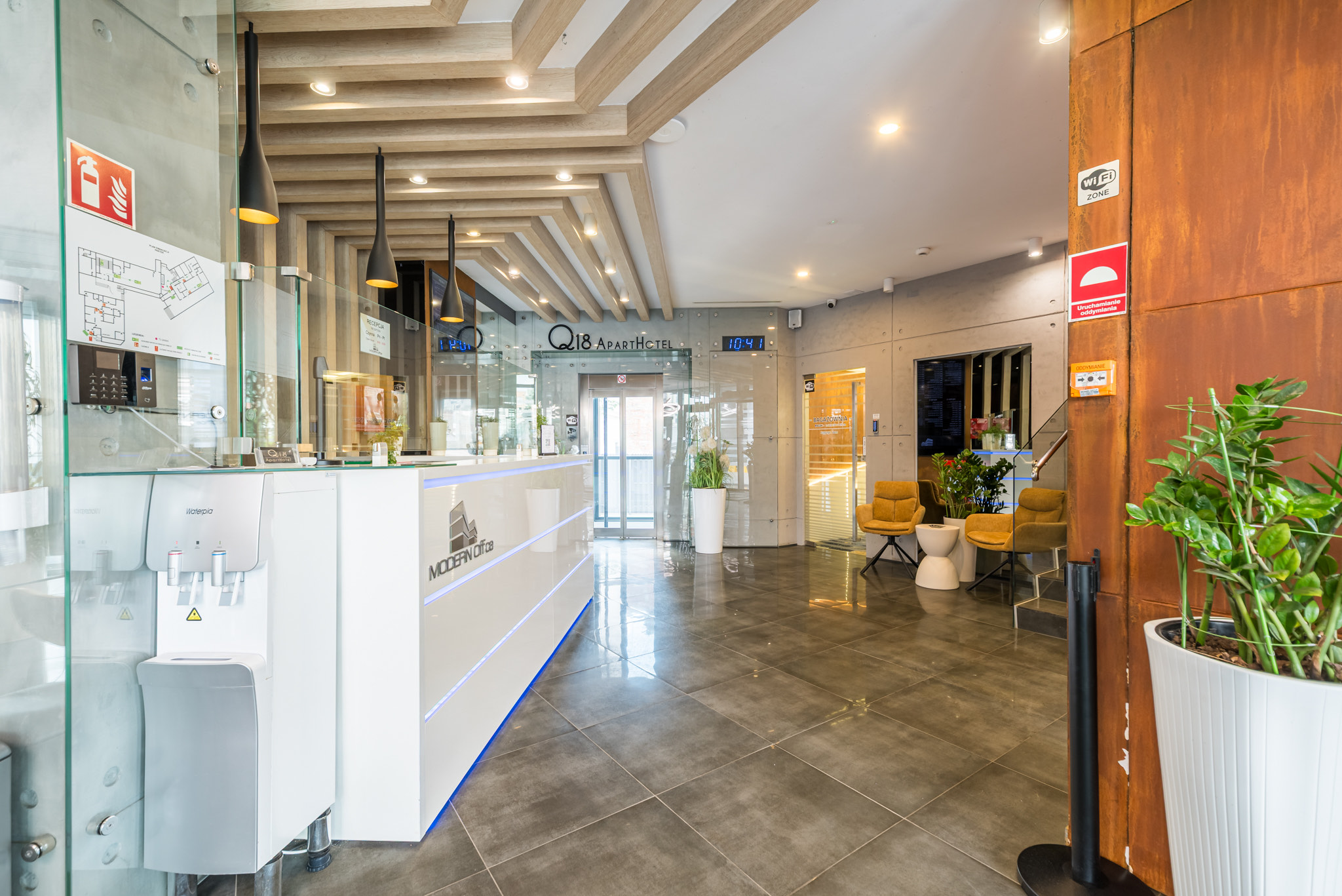 Recepcja Q18 ApartHotel w Modern Office