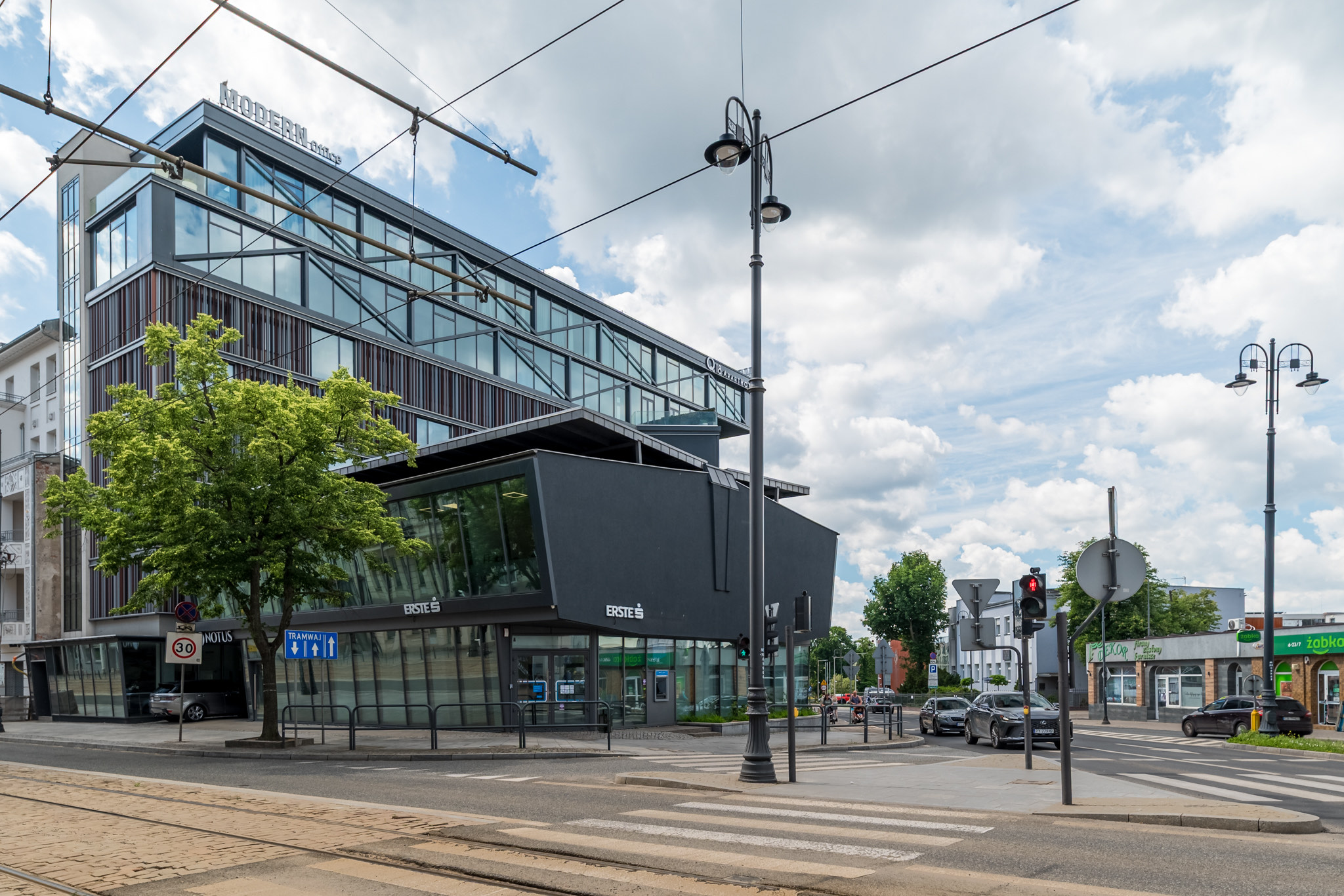 Budynek Modern Office od strony ulicy Królowej Jadwigi