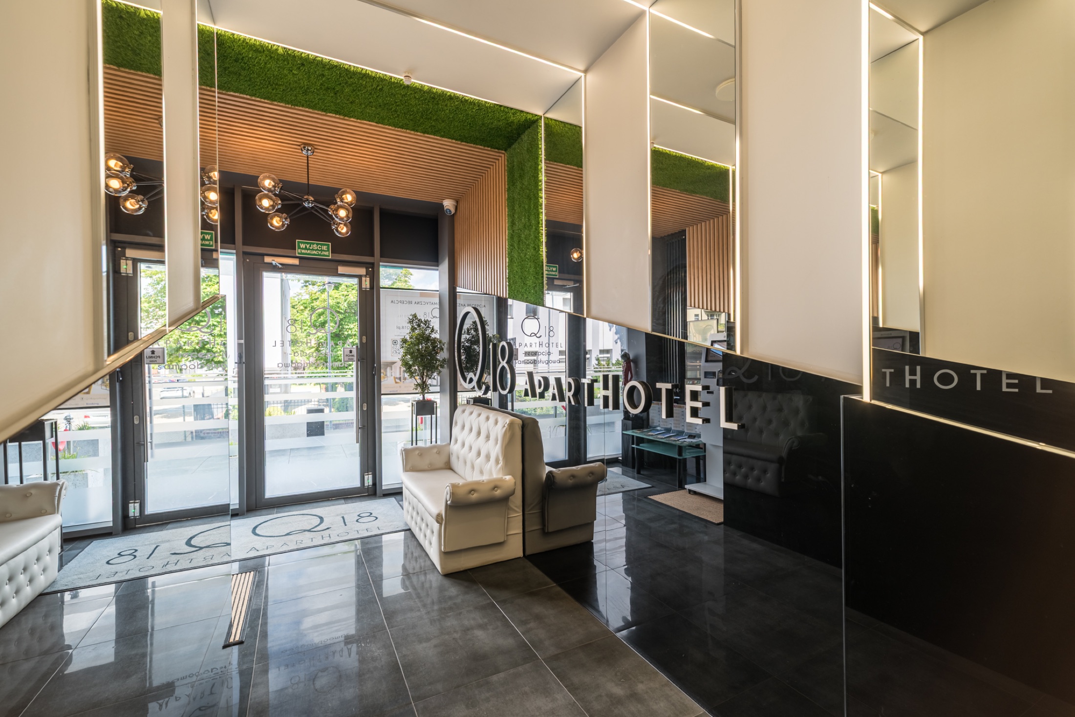 Lobby Q18