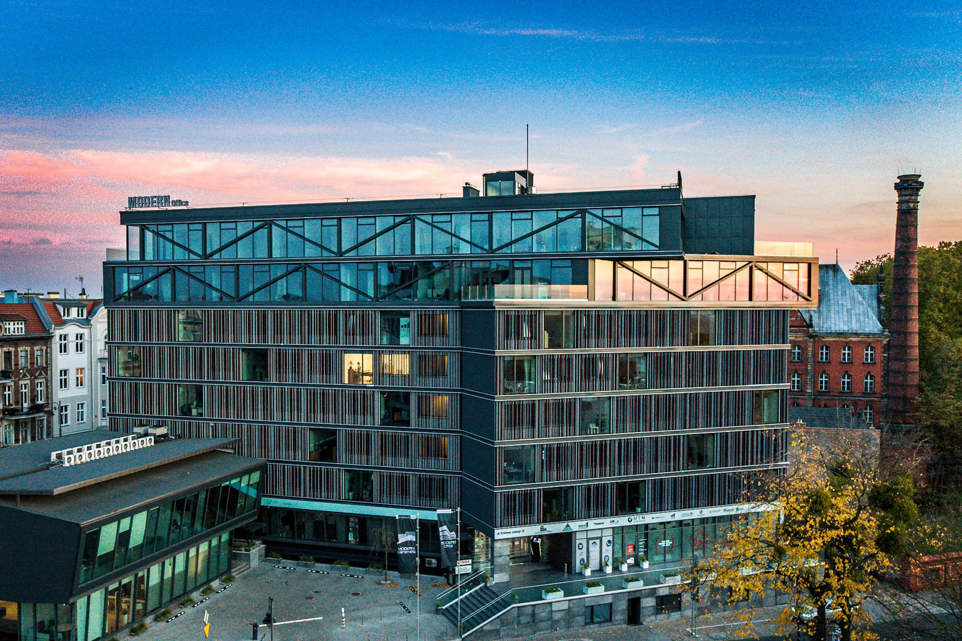 Modern Office o zmierzchu