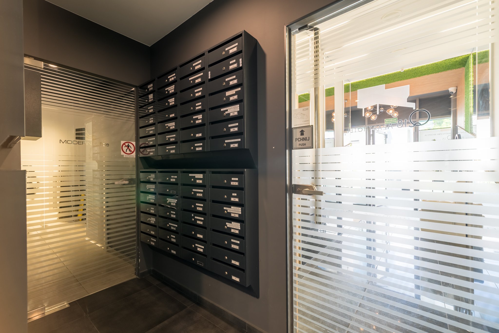 Skrytki pocztowe najemców e-Biura przy wejściu do Modern Office